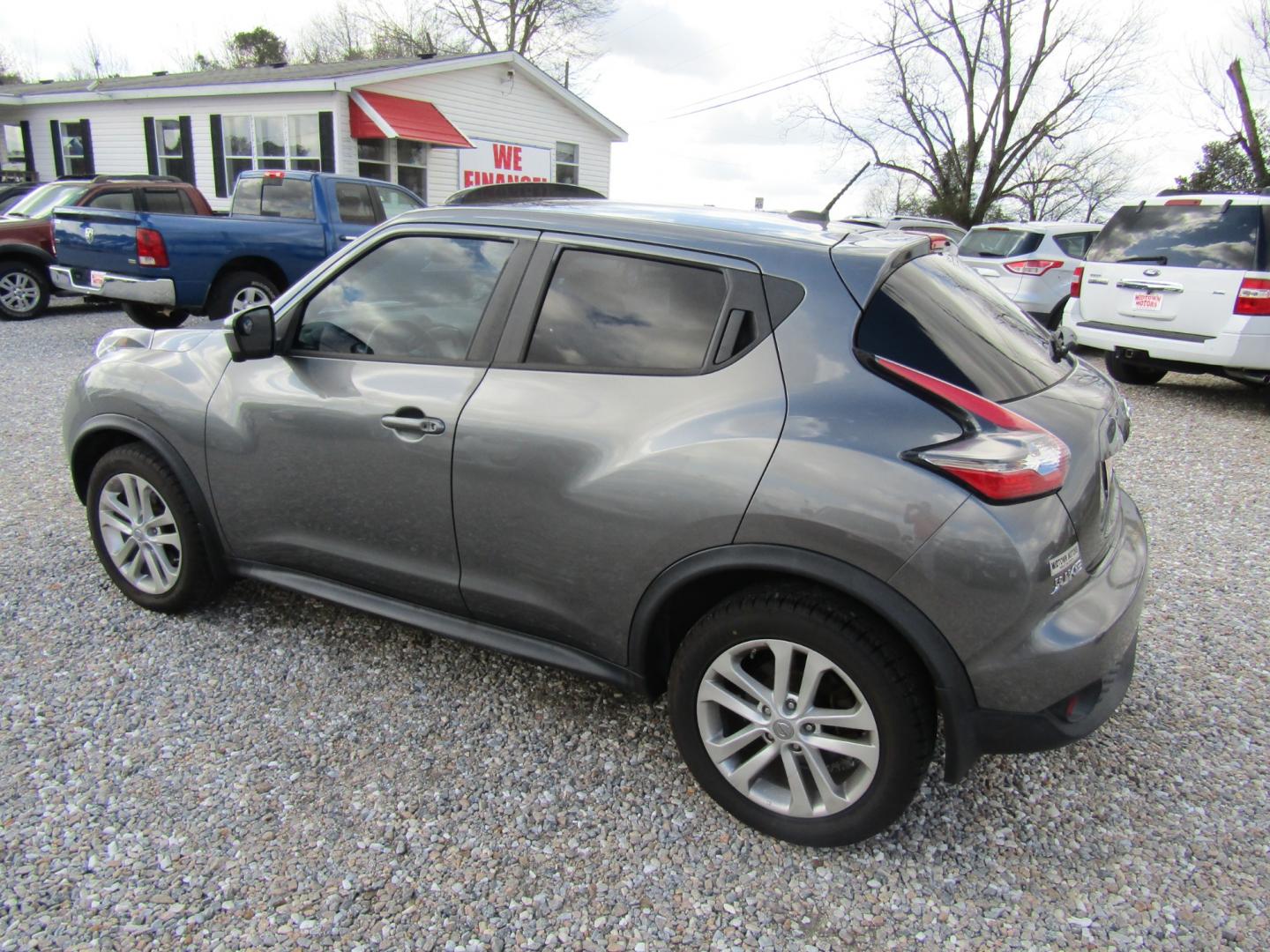 2015 Gray Nissan Juke S FWD (JN8AF5MR4FT) with an 1.6L L4 DOHC 16V engine, Automatic transmission, located at 15016 S Hwy 231, Midland City, AL, 36350, (334) 983-3001, 31.306210, -85.495277 - Photo#5